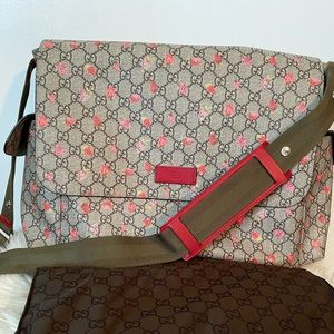 GucciGGSupremeStrawberry Diaper Bag w/changing pad